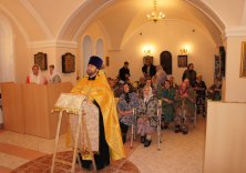 Настоятель Троицкого храма с.Ивашево протоиерей Алексий Смирнов проводит в доме-интернате для престарелых и инвалидов праздничный молебен.