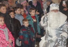 Рождественский праздник в Троицком храме с.Ивашево (гости с интересом смотрят сказку)
