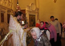 Рождественское Богослужение, которое проводит настоятель Троицкого храма с.Ивашево протоиерей Алексий Смирнов(прихожане подходят ко кресту).